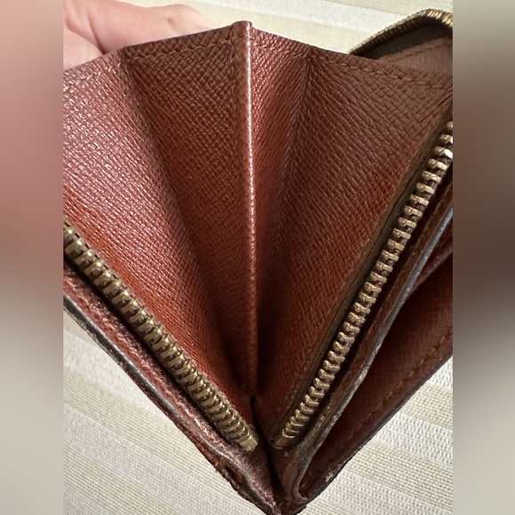 Louis Vuitton Monogrammed Compact bi-fold Wallet with dustbag - Picture 13 of 16